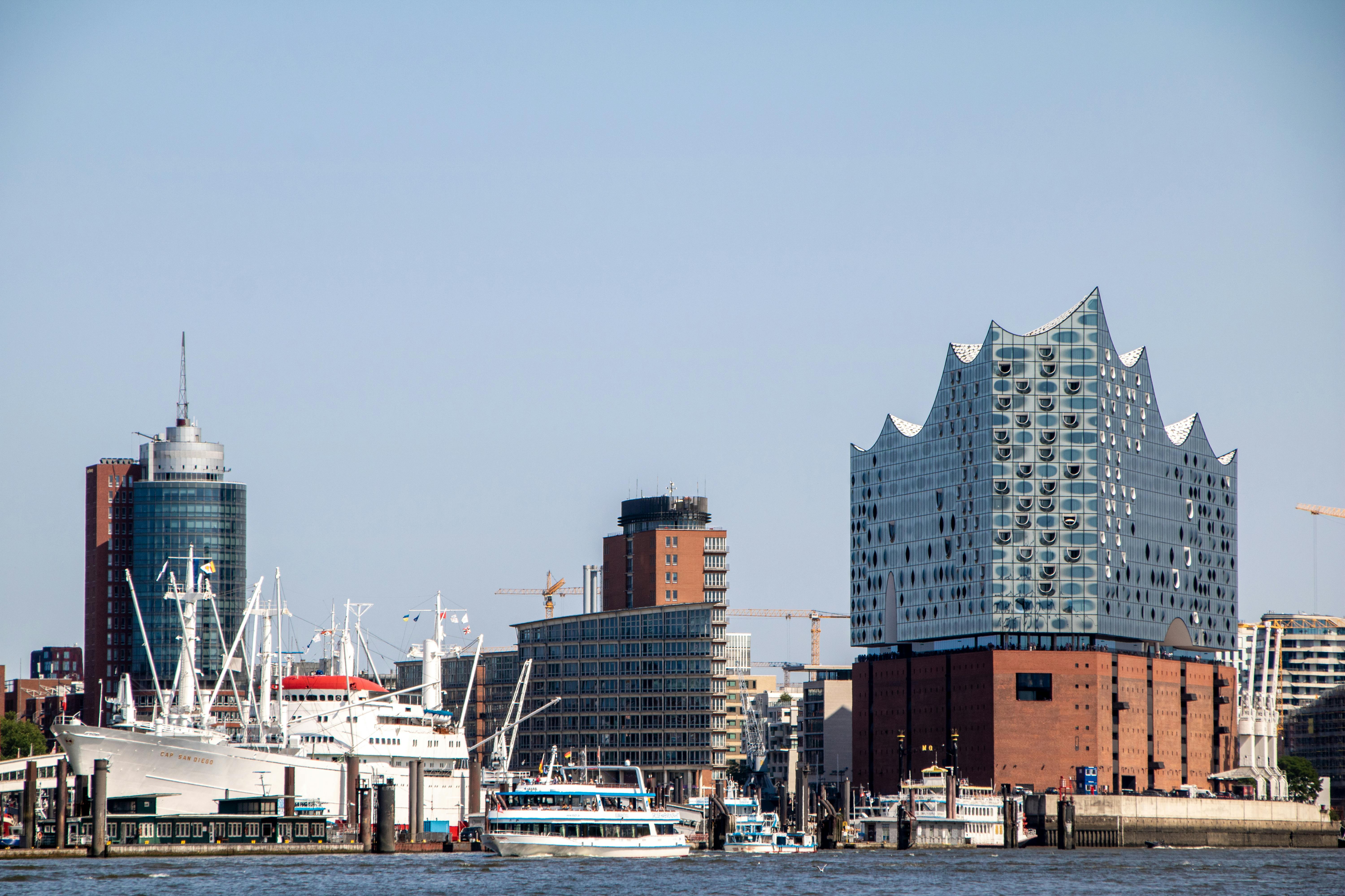Modernes Gebäude und Boote am Wasser