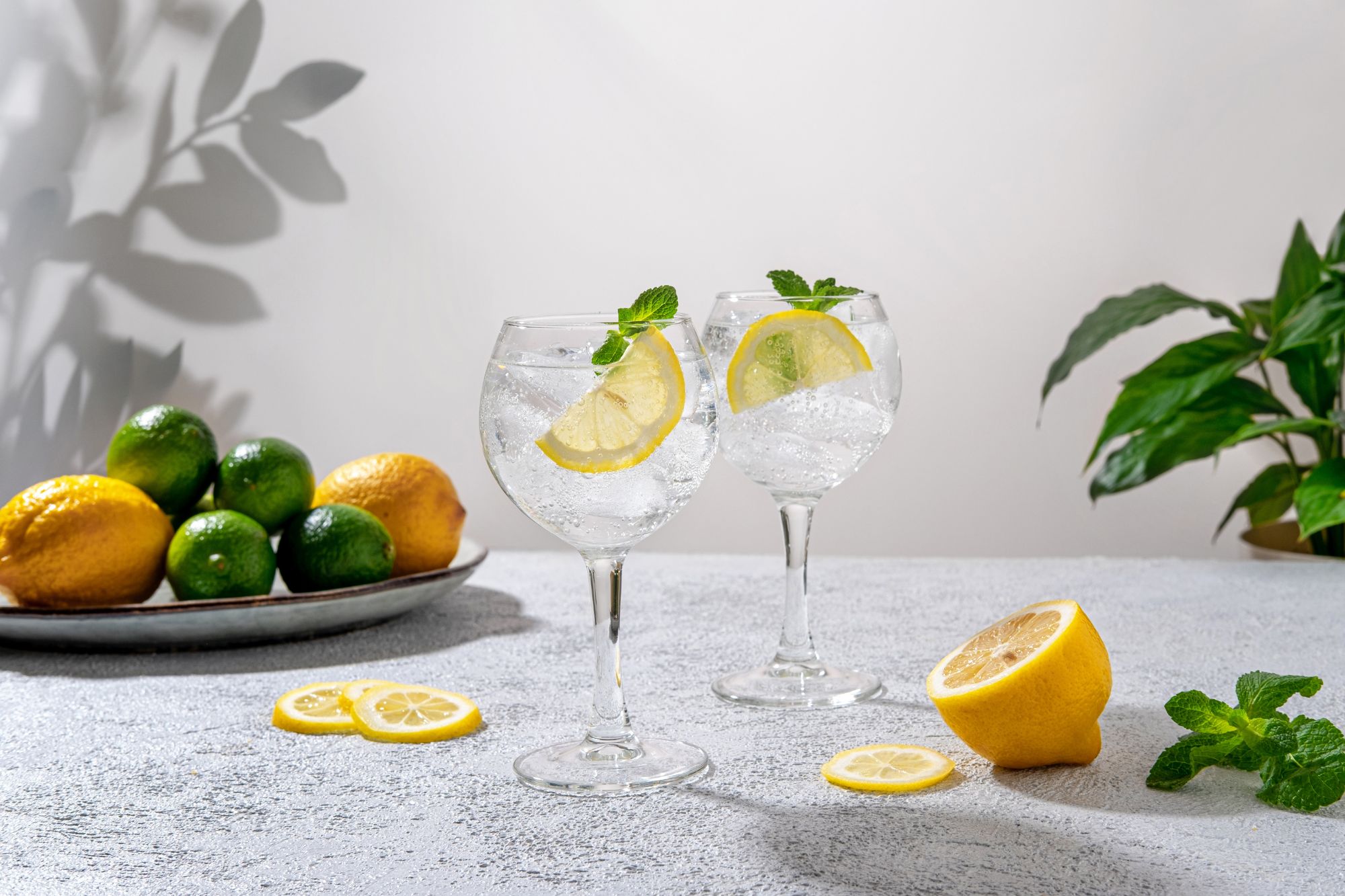 Zwei Gläser mit Limonade stehen auf einem Tisch.