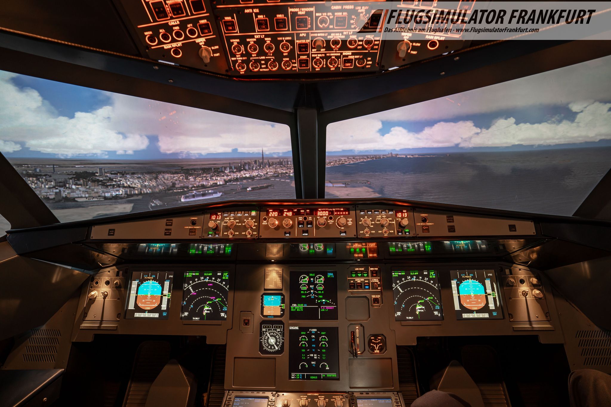 Cockpit mit Instrumenten zeigt simulierte Landung über Stadt.