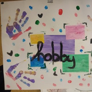 Bunt gestaltetes Plakat mit dem Wort „hobby“ in der Mitte.