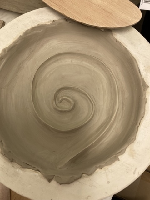 Tonspirale wird geformt, in einem kreativen Atelier.