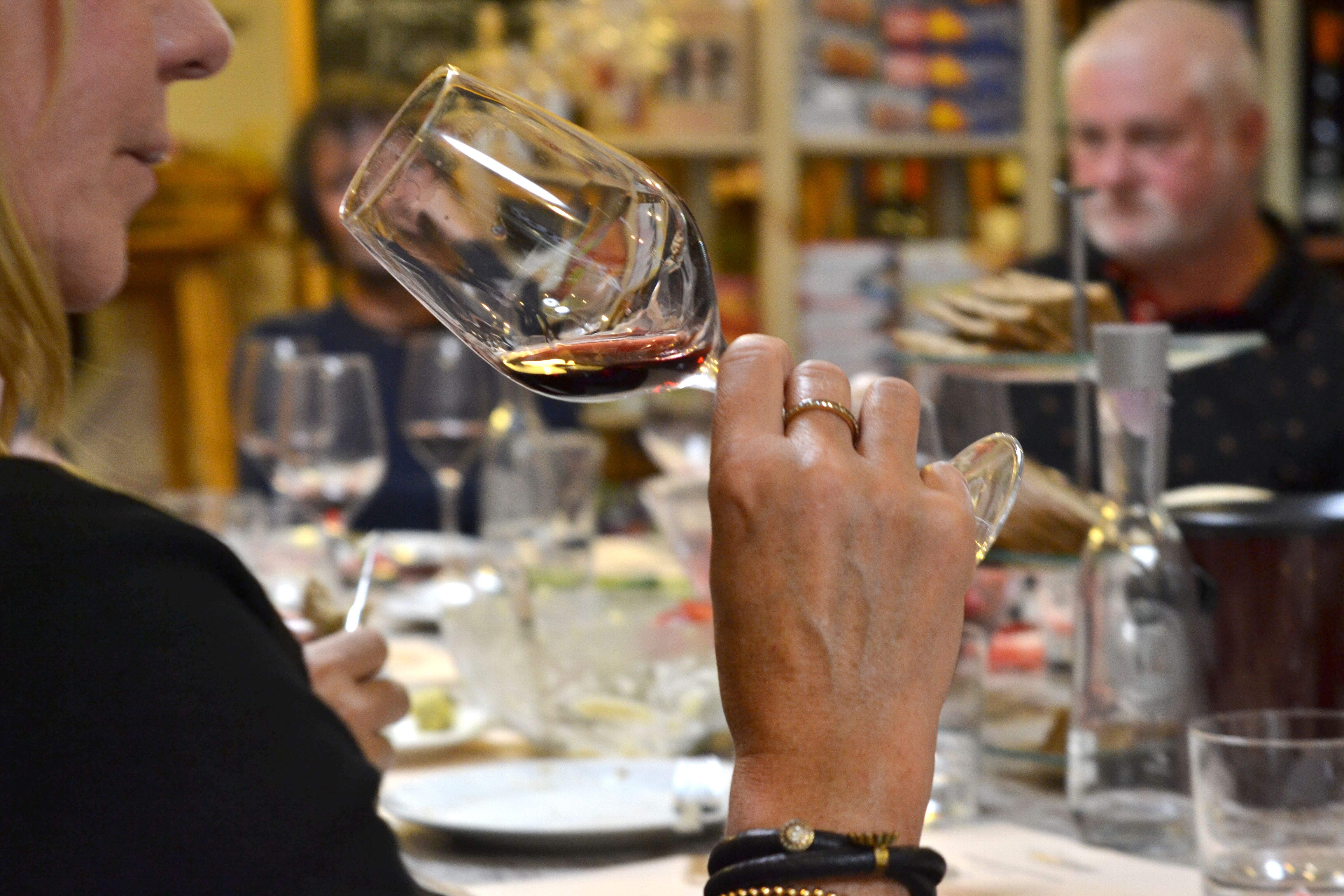 8 Weine & Degustationsbuffet mit Sommelière in Berlin