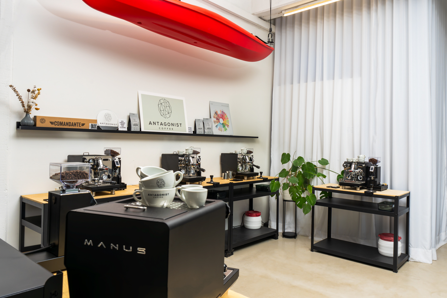 Kaffeemaschinen wirken in modernem Raum mit minimalistischer Einrichtung.