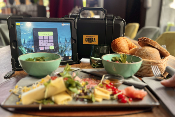 Frühstückspaket mit Tablet und Koffer.