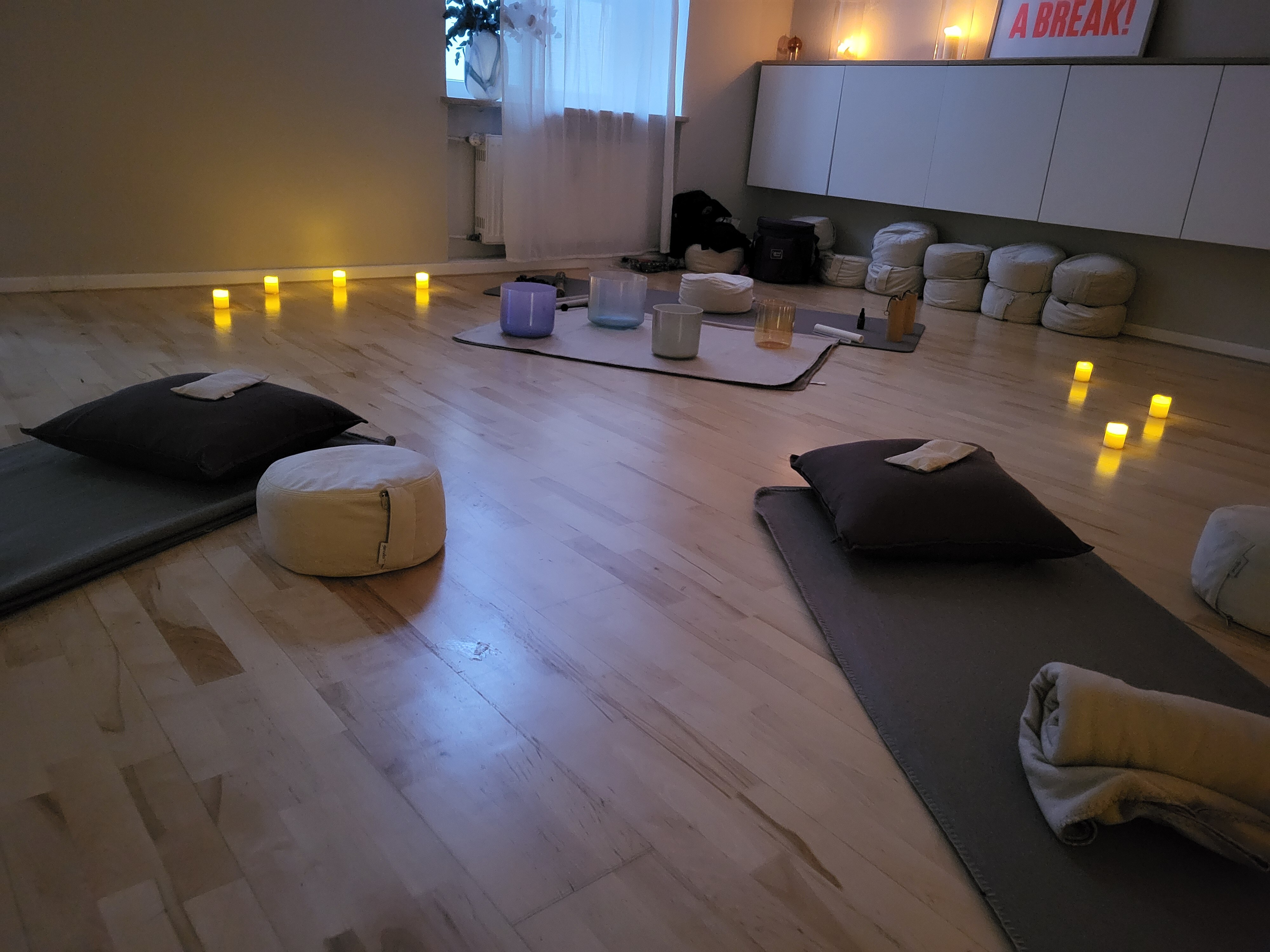 Meditationsraum mit Kissen und Kerzen