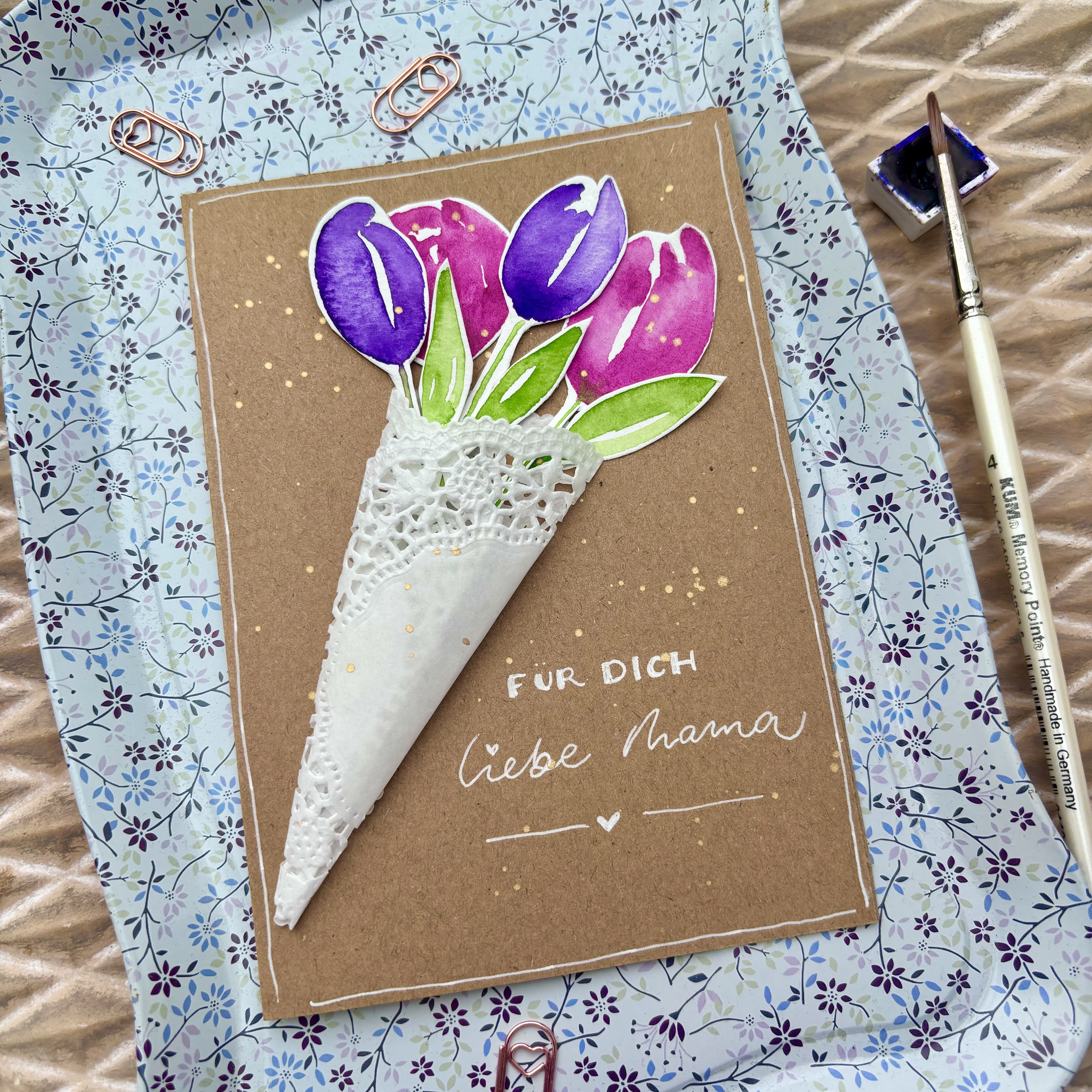 Dekorative Karte mit lila Tulpen und Text.
