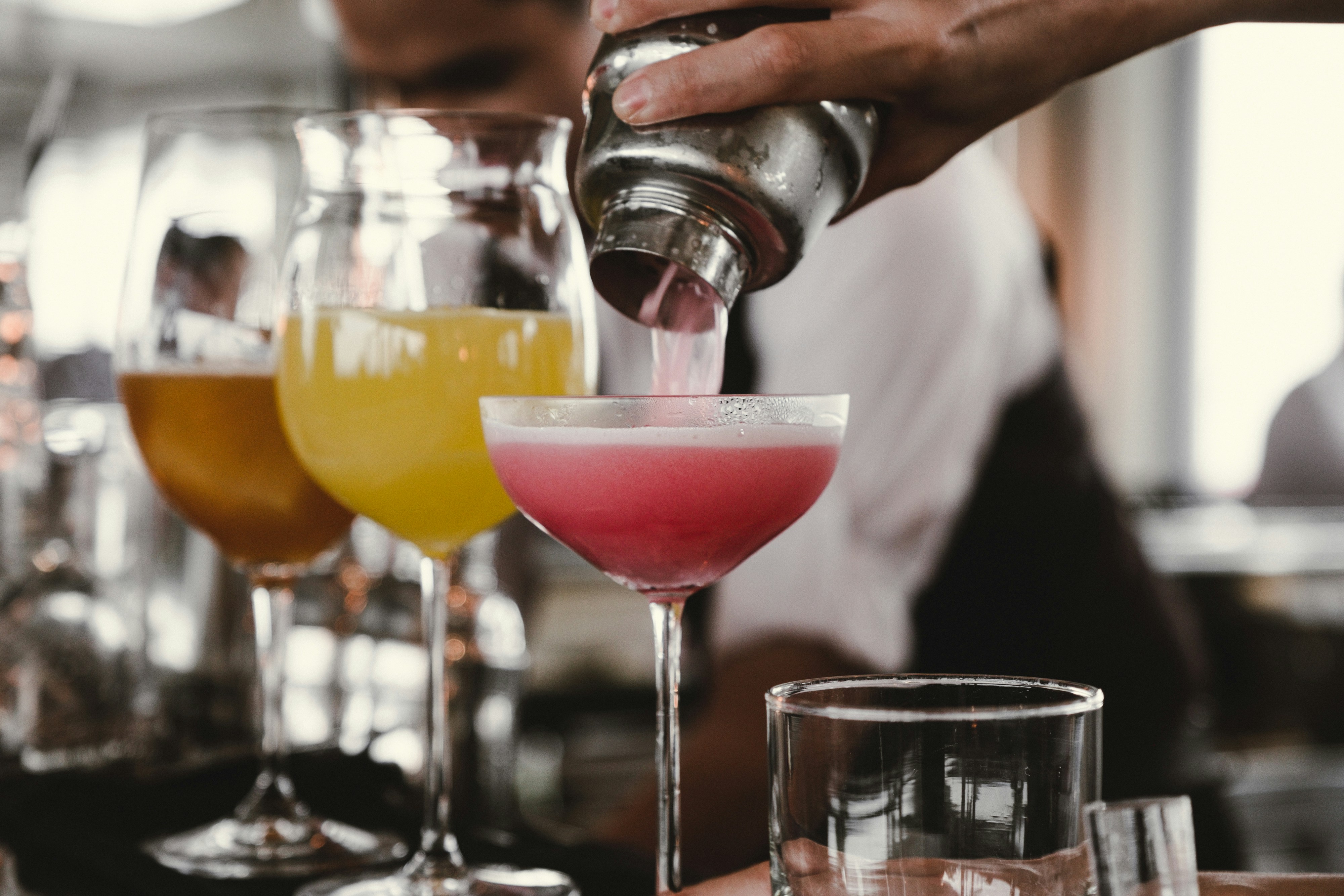 Cocktail wird eingeschenkt, Bar-Ambiente.