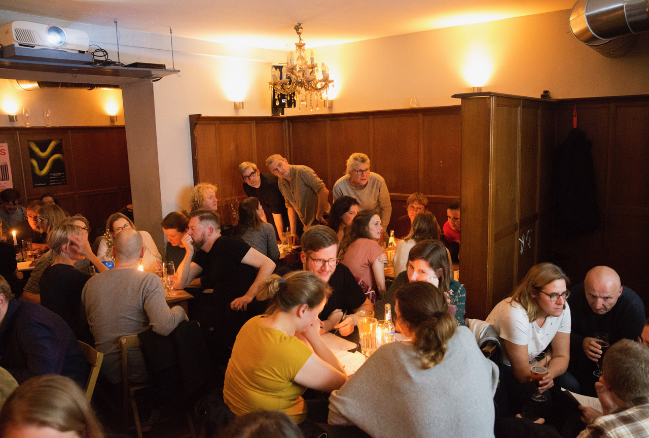Menschen unterhalten sich in einem gemütlichen Restaurant.