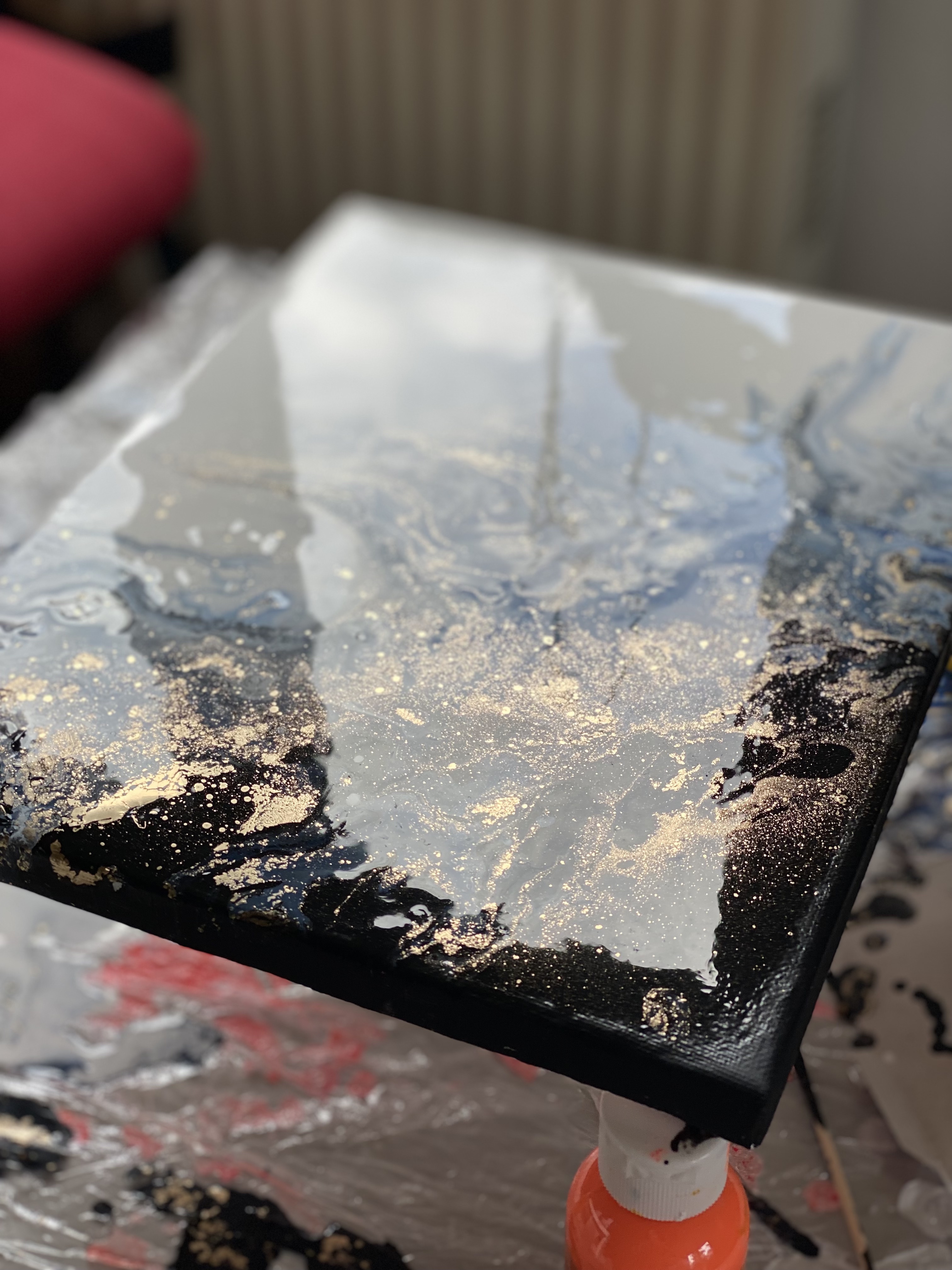 Abstraktes Gemälde mit Gold- und Schwarzmustern.