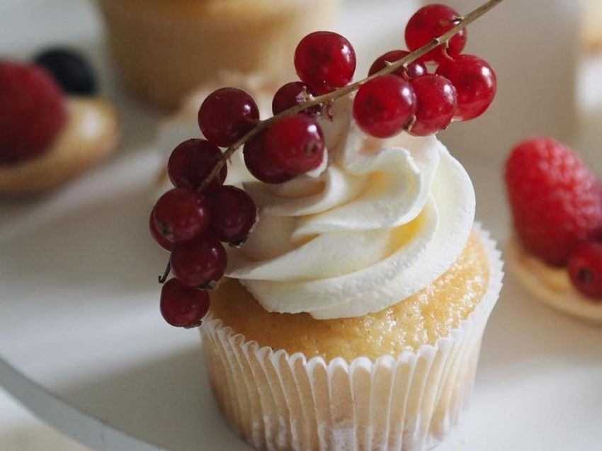Cupcake mit Sahne und Johannisbeeren Topping.