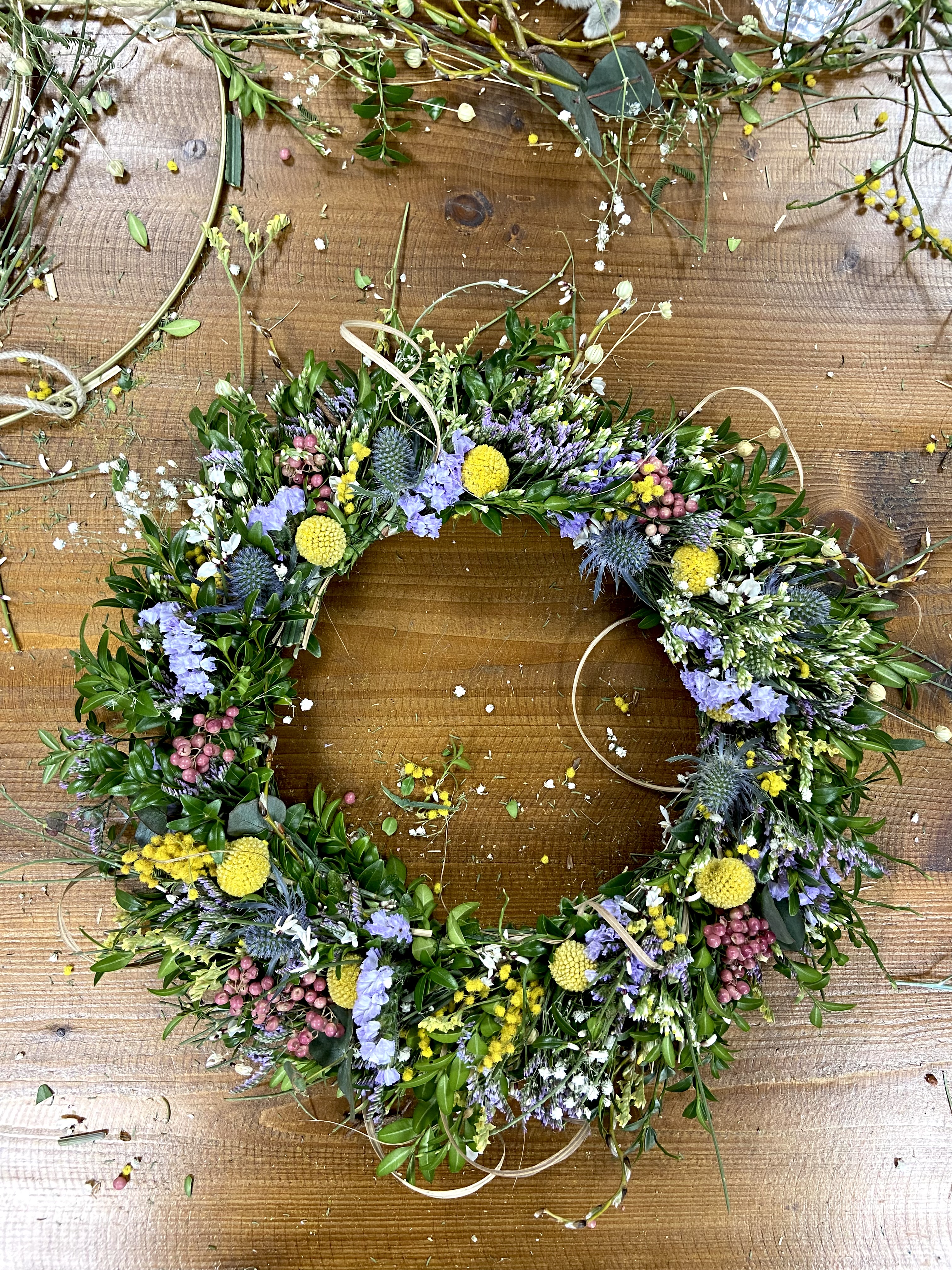 Blumenkranz auf einem Holztisch.