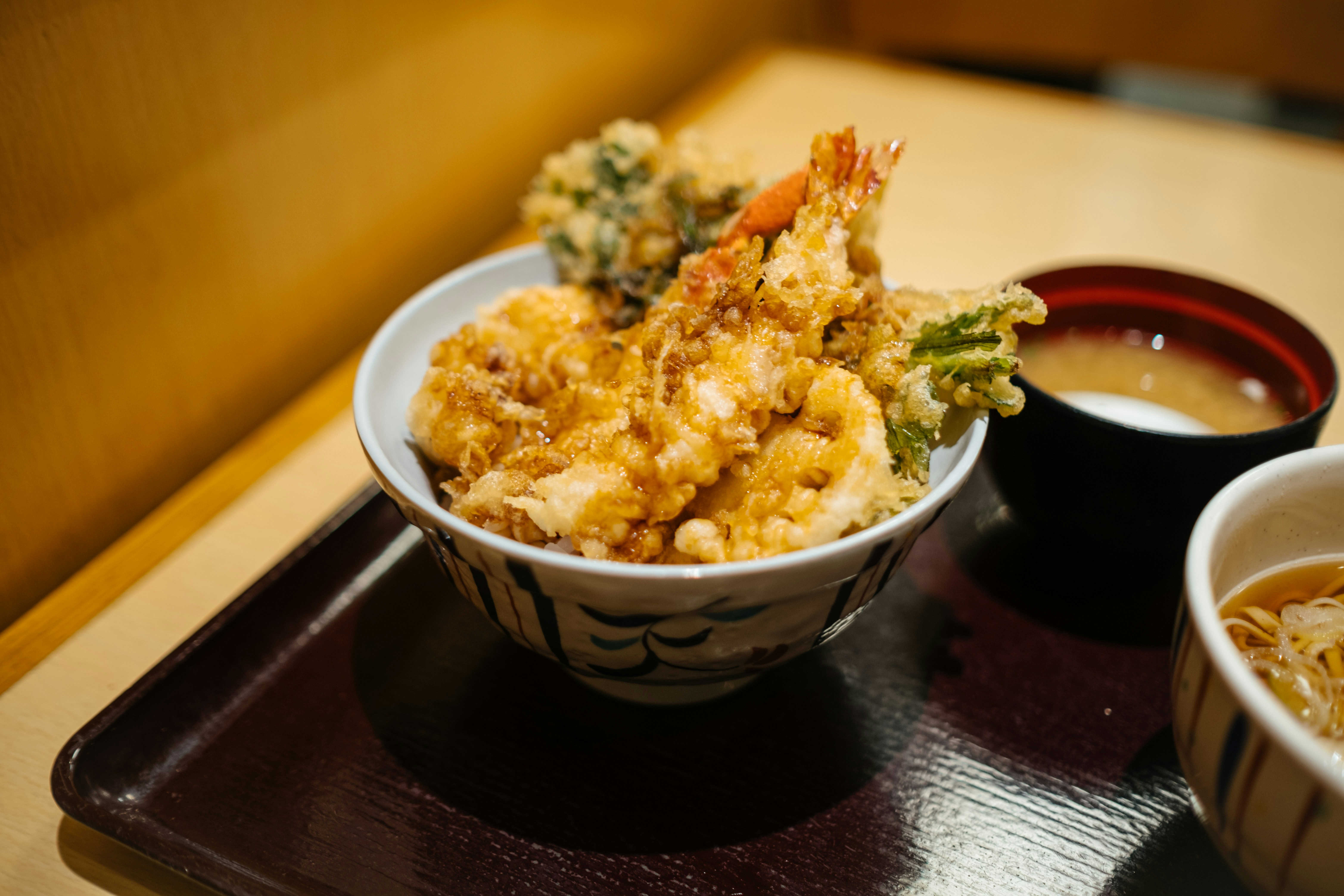 Schüssel Tempura auf Holztisch.