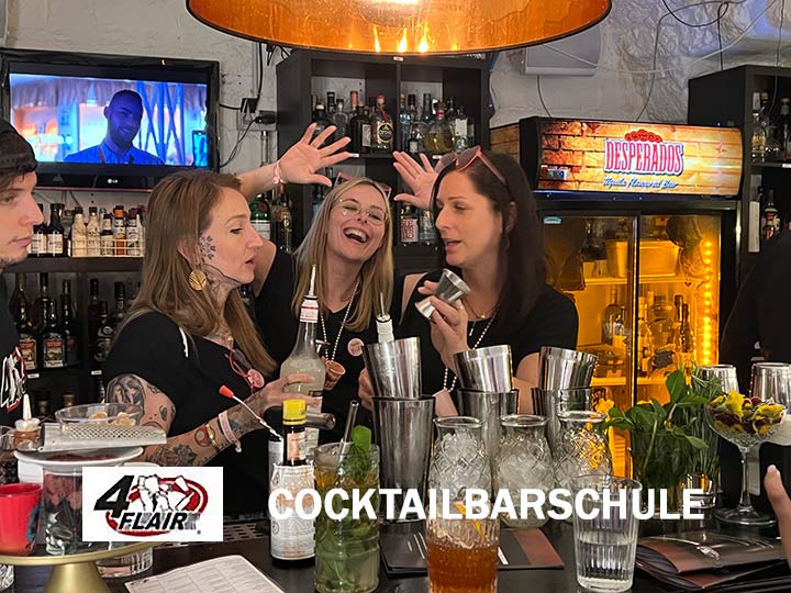 Leute machen Cocktails in einer Barumgebung.