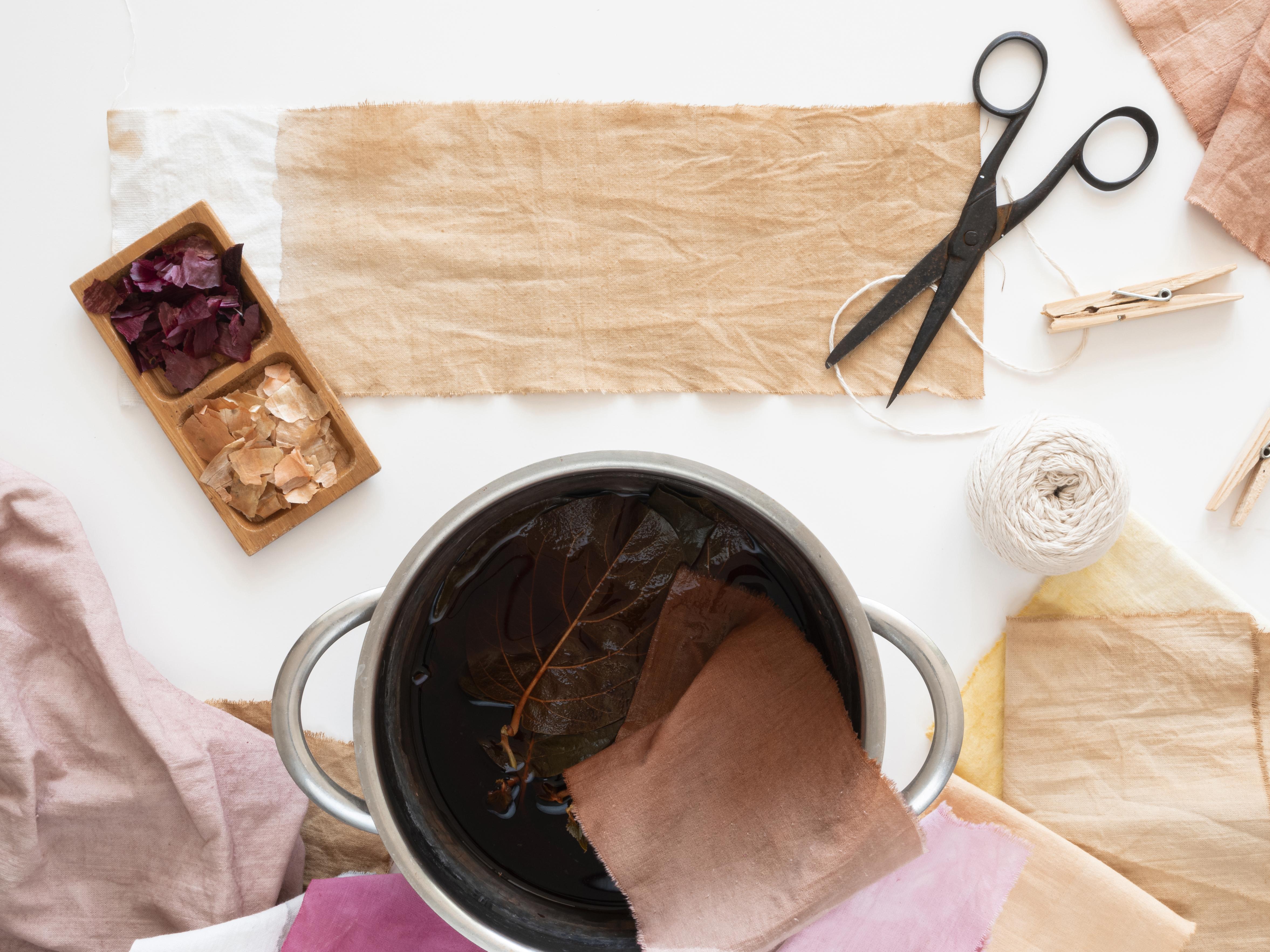 Stofffärbung mit natürlichen Materialien, Schere daneben.