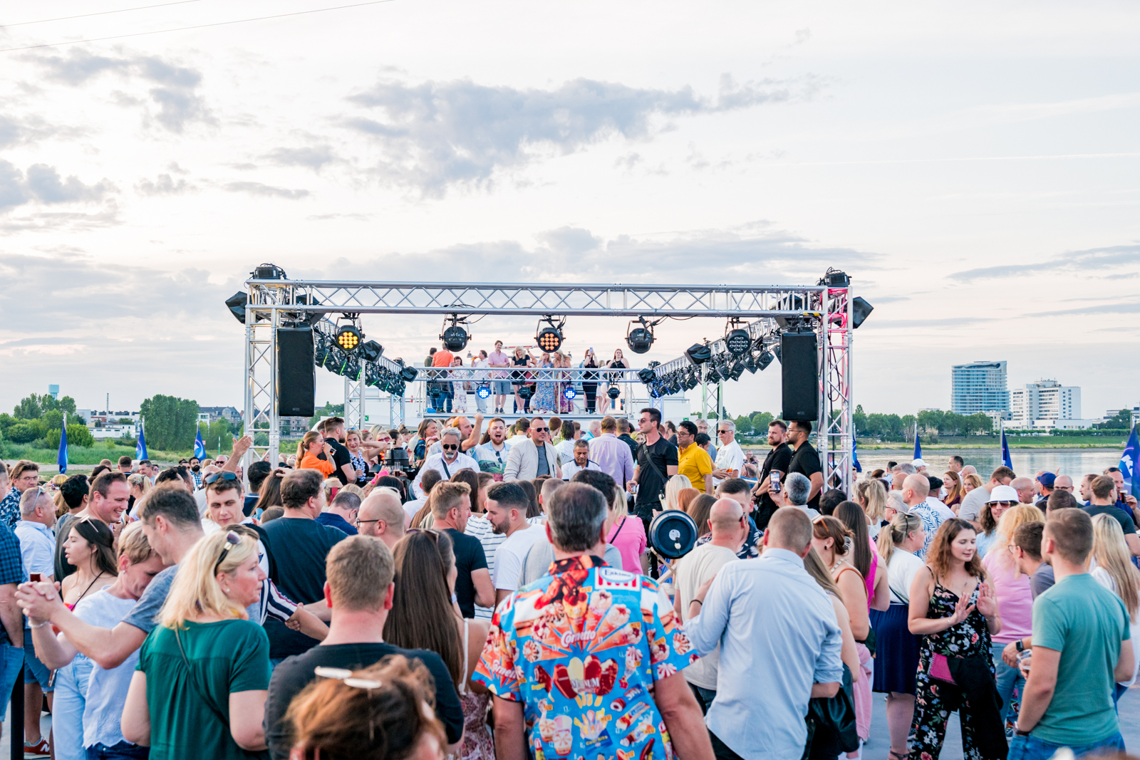 Menschenmenge bei Open-Air-Musikfestival-Bühne.