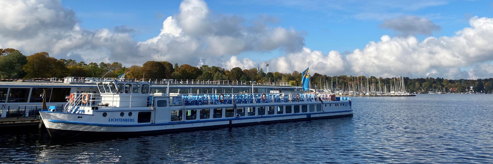 Boot namens Lichtenberg auf ruhigem Seegewässer.
