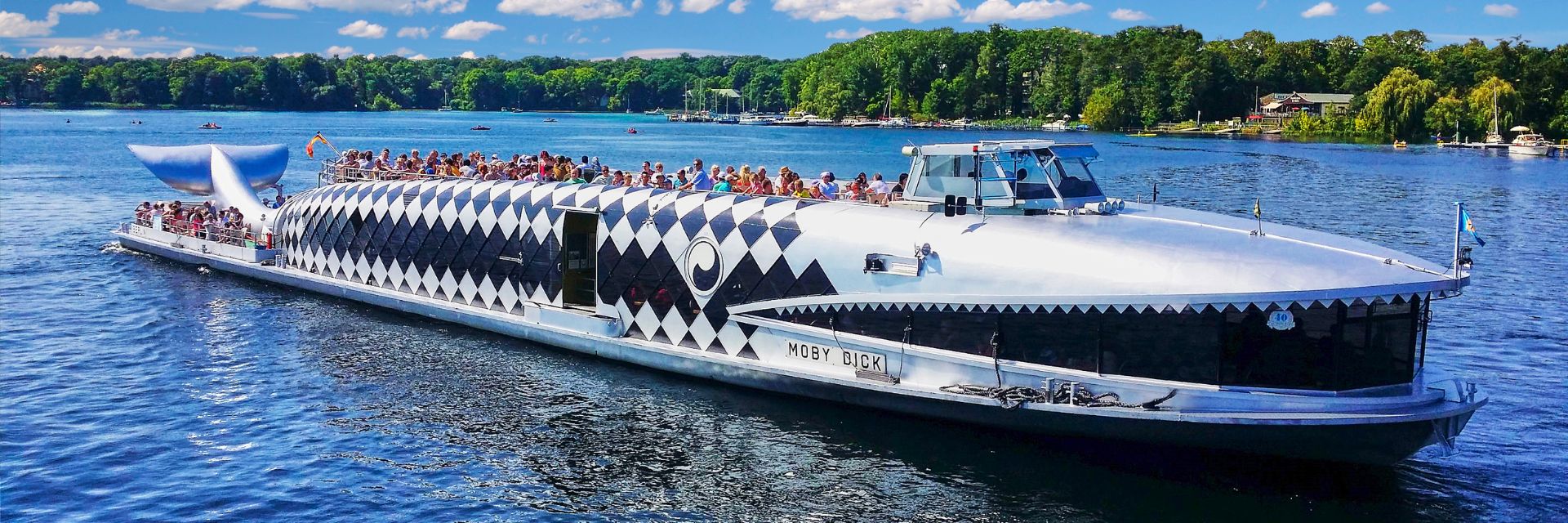 Touristenboot mit Passagieren auf einem See.