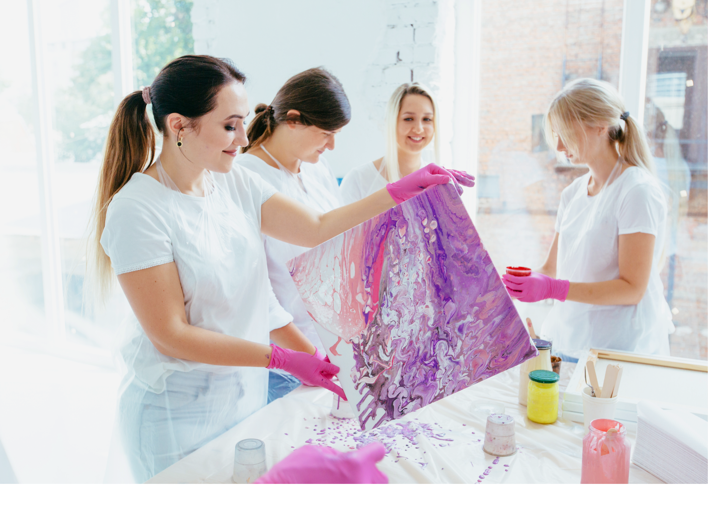 Frauen schaffen Kunst mit lila Farbe.