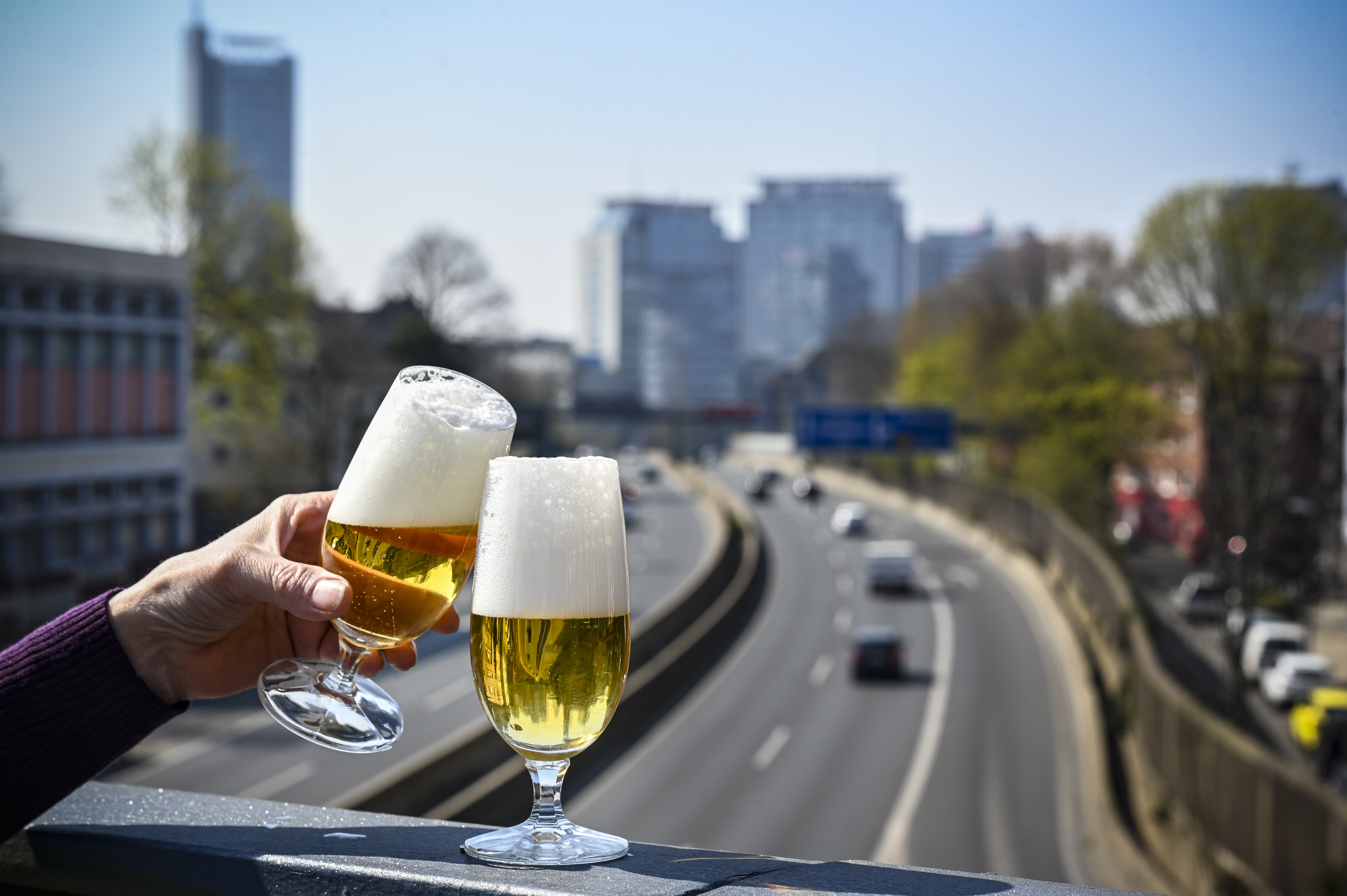 Zwei Biergläser nahe städtischer Autobahn.