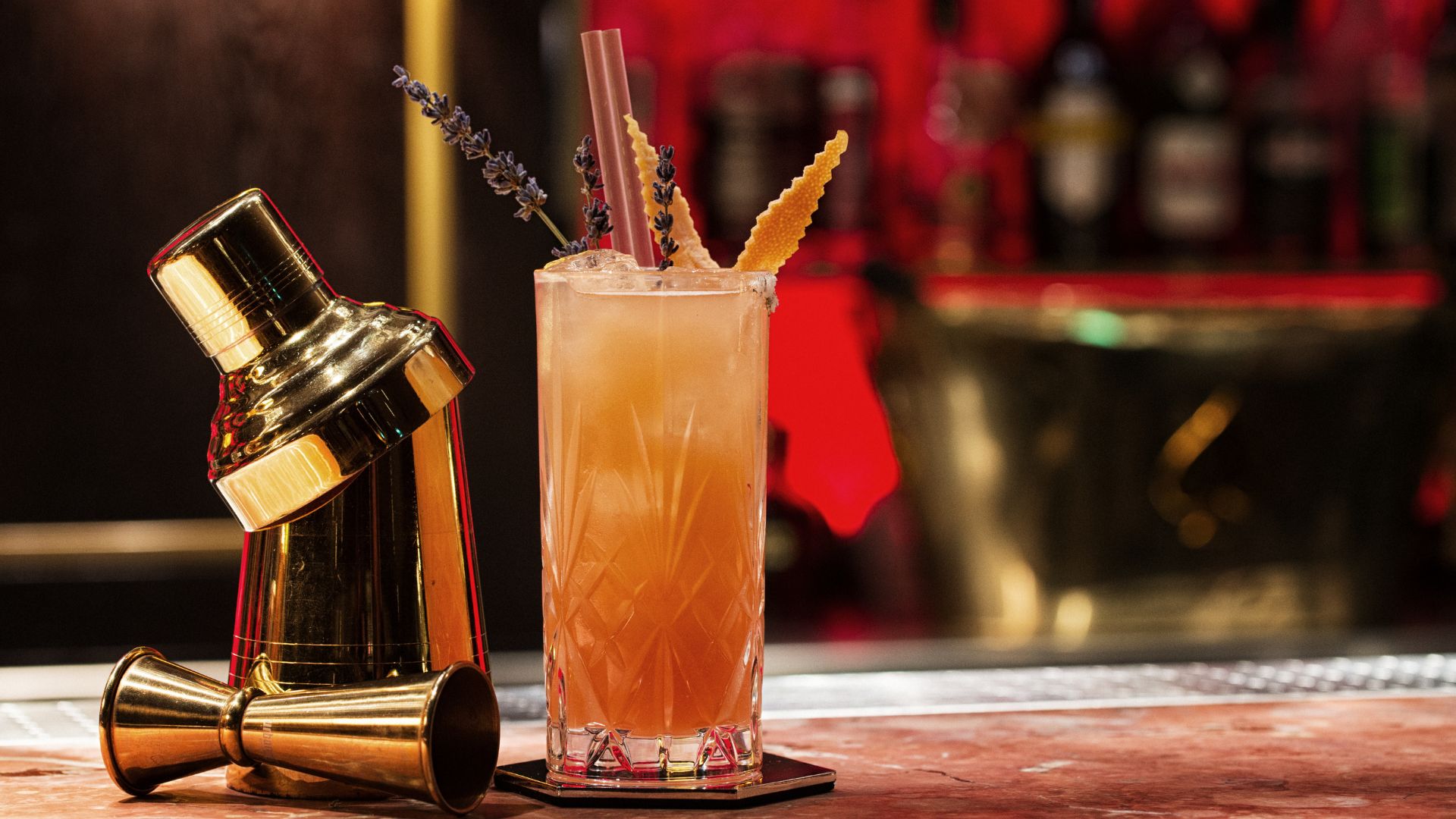 Cocktail und Shaker auf der Bartheke.