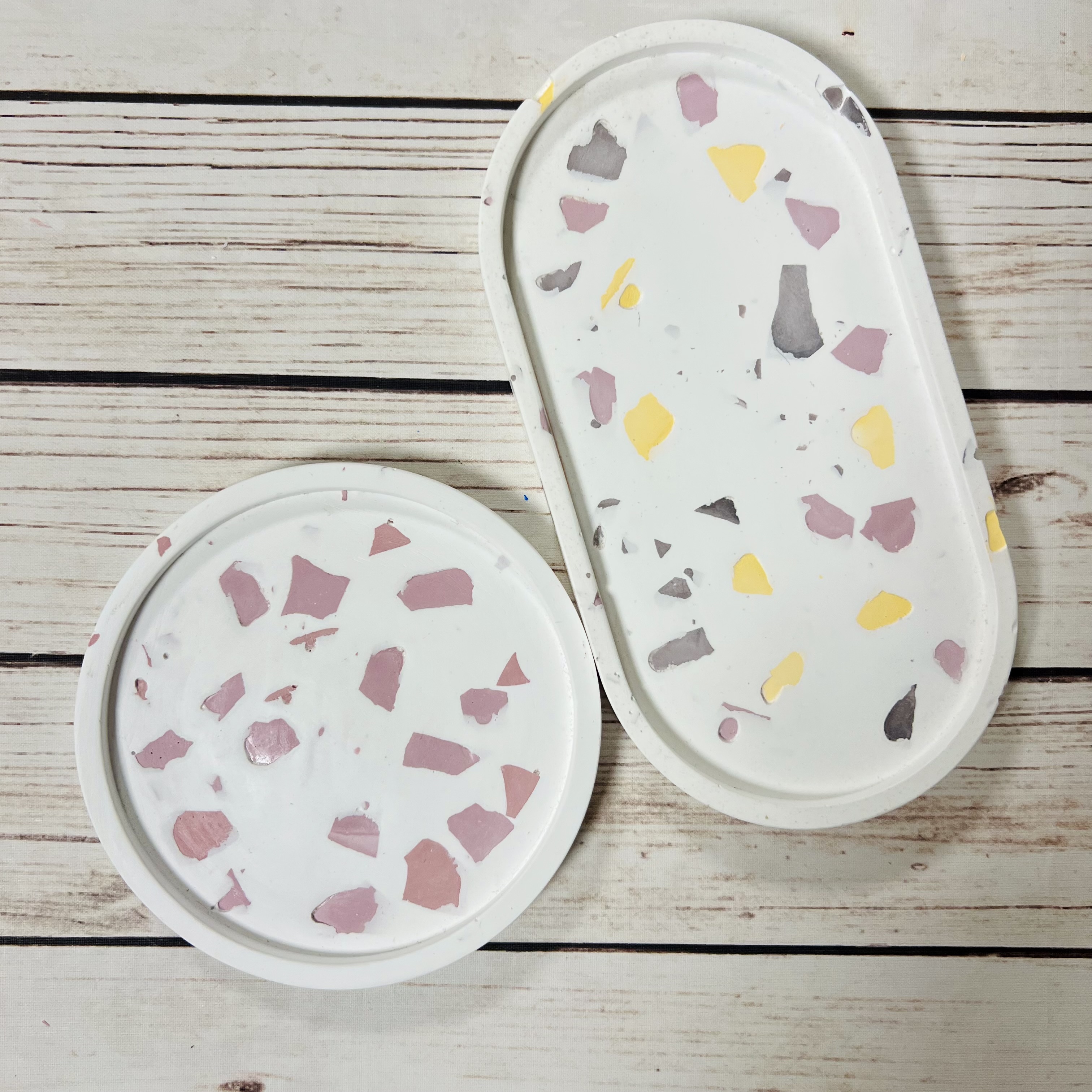 Terrazzo-Muster-Tabletts auf Holzoberfläche.