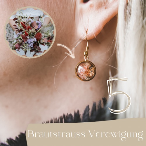 Ohrringe mit getrockneten Blumen hängen am Ohr einer Person.