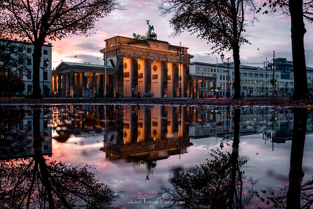 Brandenburger Tor Spiegelung bei Dämmerung in Berlin.