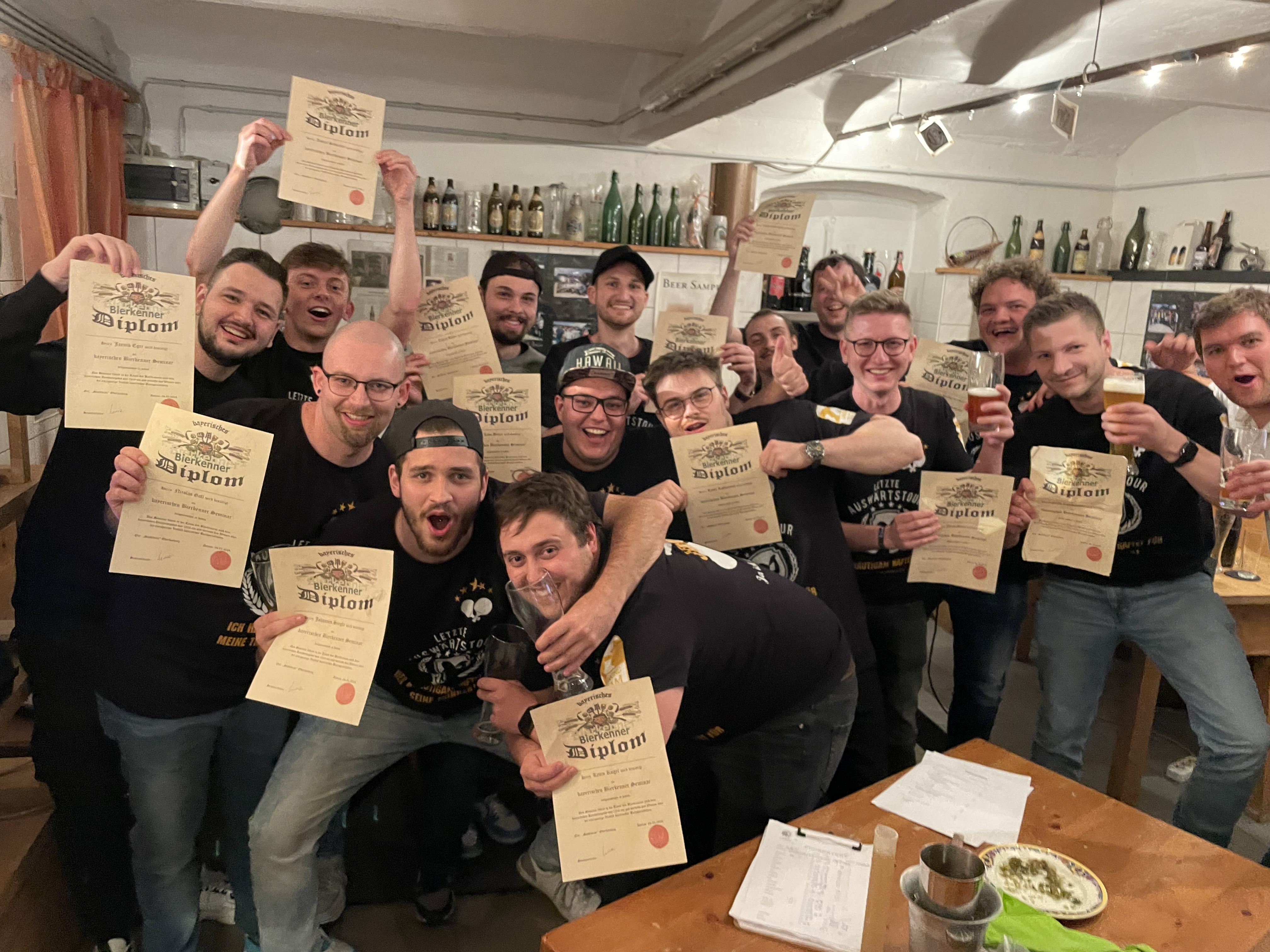 Gruppe von Männern hält Diplome in Feier.