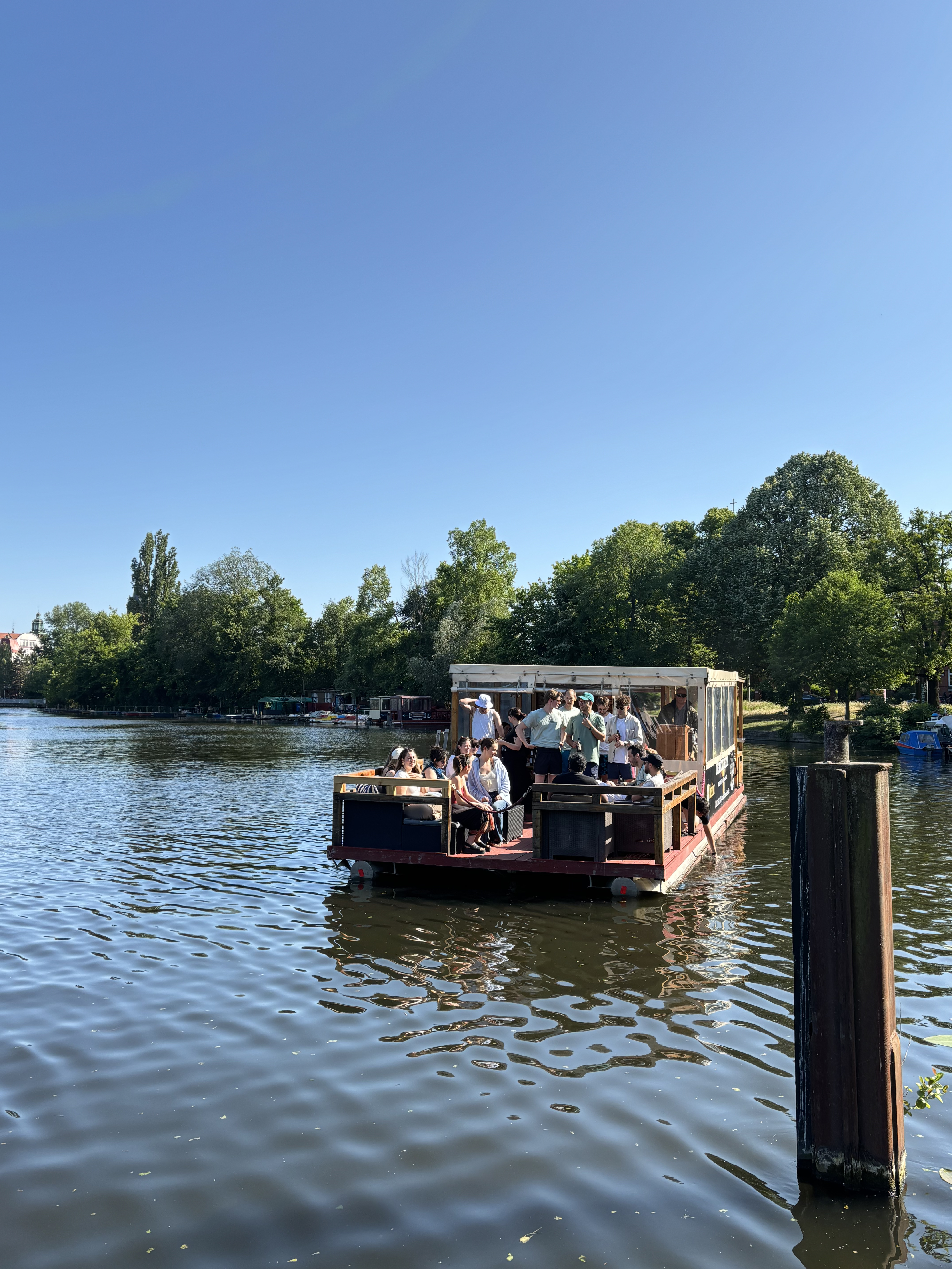 Menschen auf einem Boot entspannen nahe Bäumen.