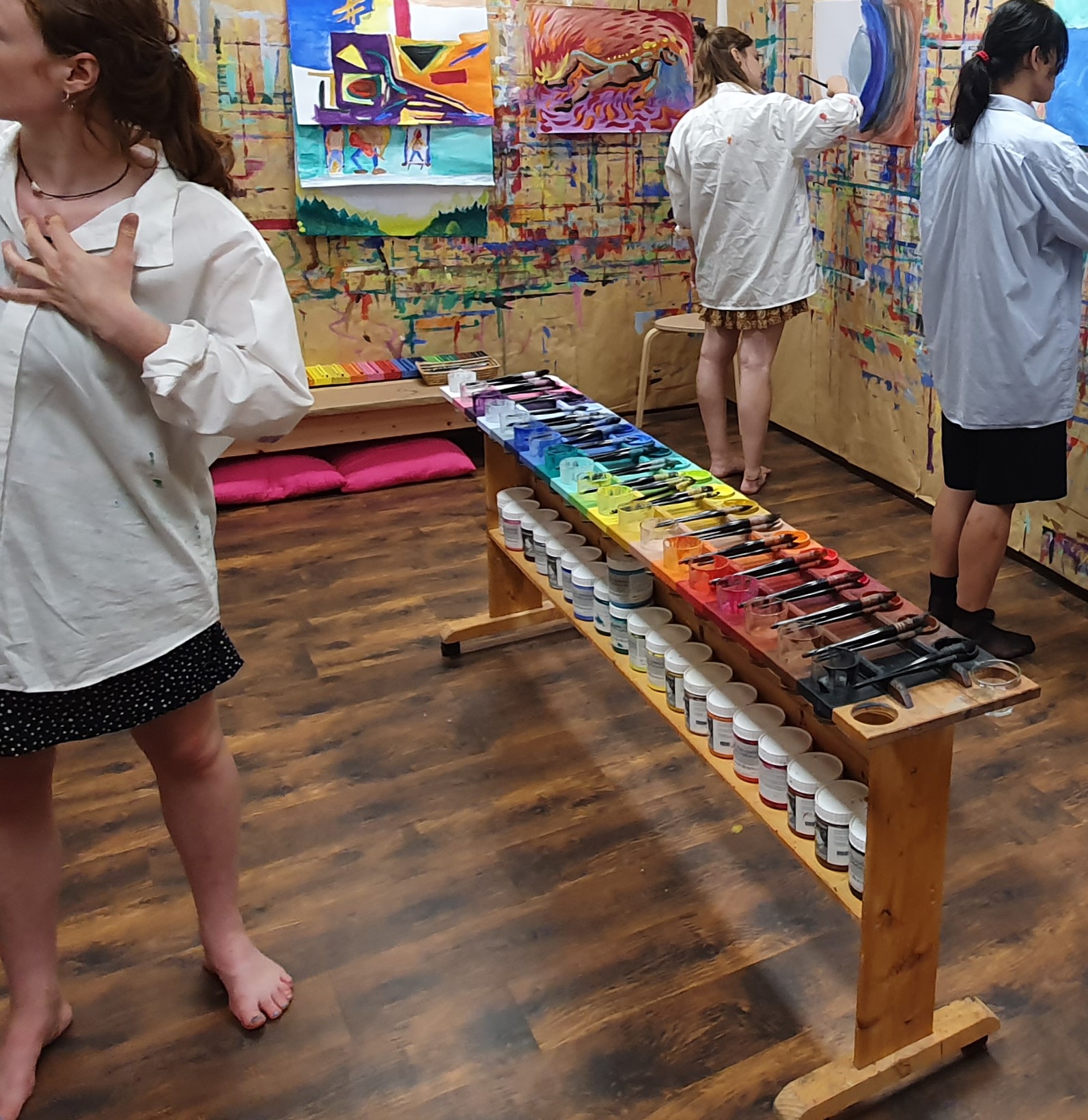 Personen malen im lebhaften Kunststudio.